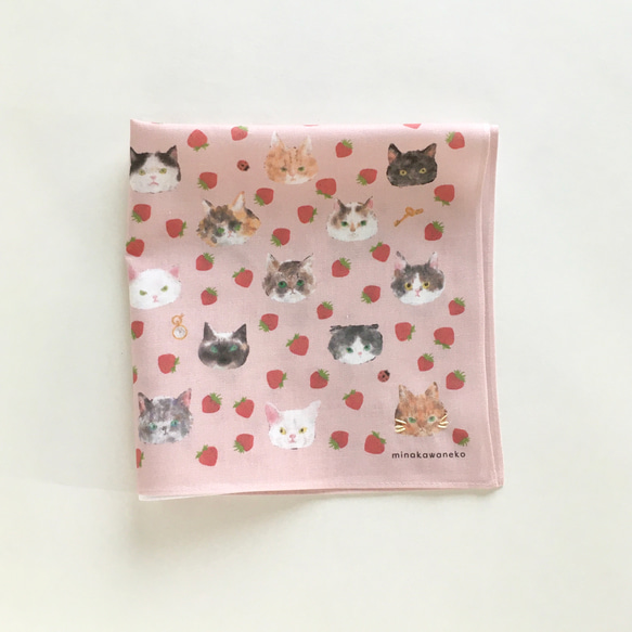 きょとん顔の猫たち苺 猫ヒゲの手刺繍入りハンカチ プチギフトや誕生日