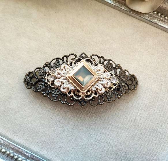 オパールグレー色カボションと透かしパーツのバレッタ 12枚目の画像