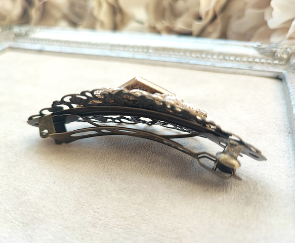 オパールグレー色カボションと透かしパーツのバレッタ 7枚目の画像