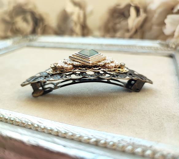 オパールグレー色カボションと透かしパーツのバレッタ 8枚目の画像