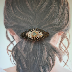 オパールグレー色カボションと透かしパーツのバレッタ 4枚目の画像