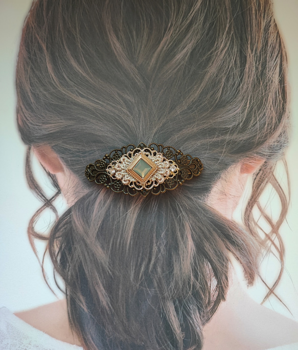 オパールグレー色カボションと透かしパーツのバレッタ 4枚目の画像