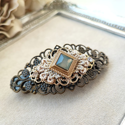 オパールグレー色カボションと透かしパーツのバレッタ 2枚目の画像