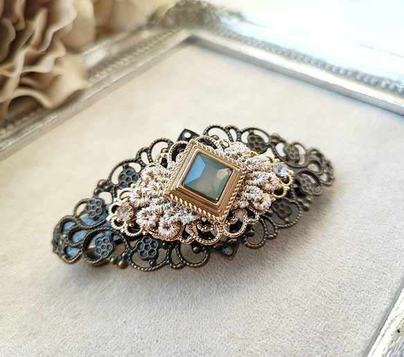 オパールグレー色カボションと透かしパーツのバレッタ 2枚目の画像