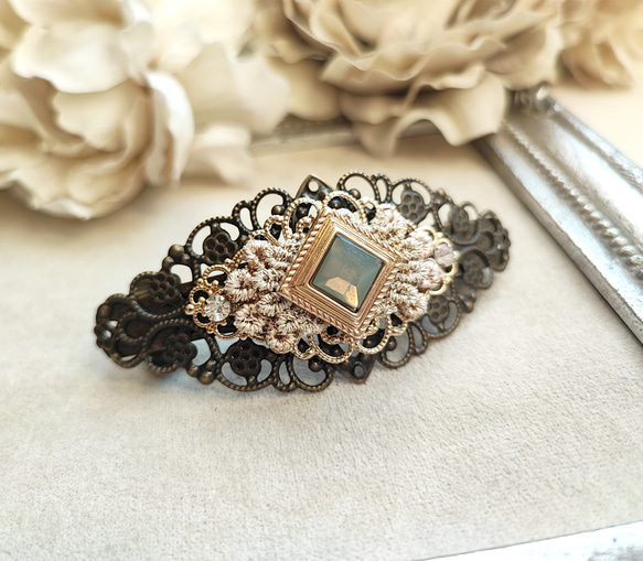 オパールグレー色カボションと透かしパーツのバレッタ 5枚目の画像