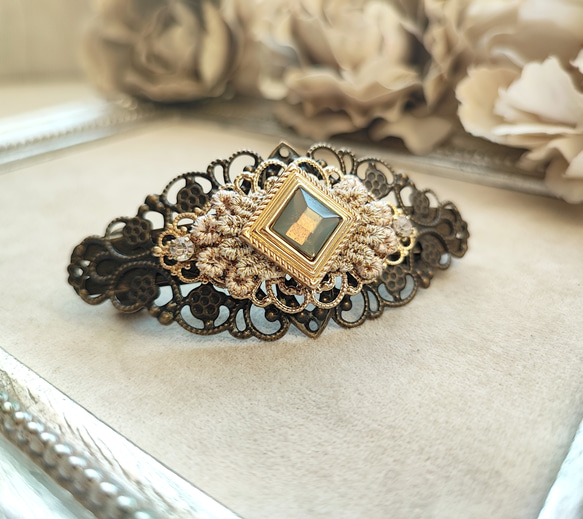 オパールグレー色カボションと透かしパーツのバレッタ 6枚目の画像