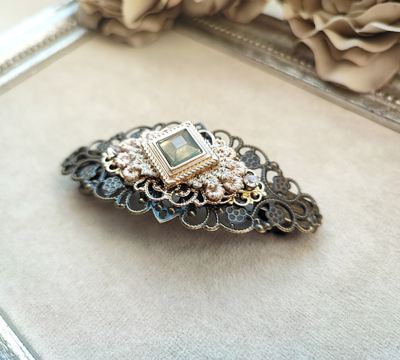 オパールグレー色カボションと透かしパーツのバレッタ 9枚目の画像