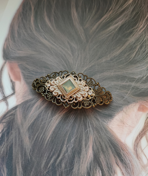 オパールグレー色カボションと透かしパーツのバレッタ 10枚目の画像