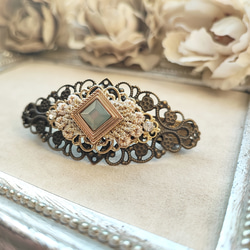 オパールグレー色カボションと透かしパーツのバレッタ 3枚目の画像