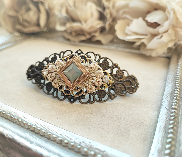 オパールグレー色カボションと透かしパーツのバレッタ 3枚目の画像