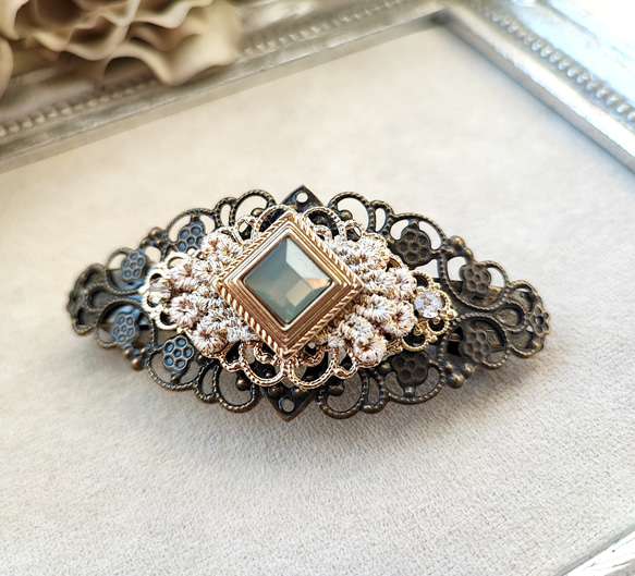 オパールグレー色カボションと透かしパーツのバレッタ 1枚目の画像