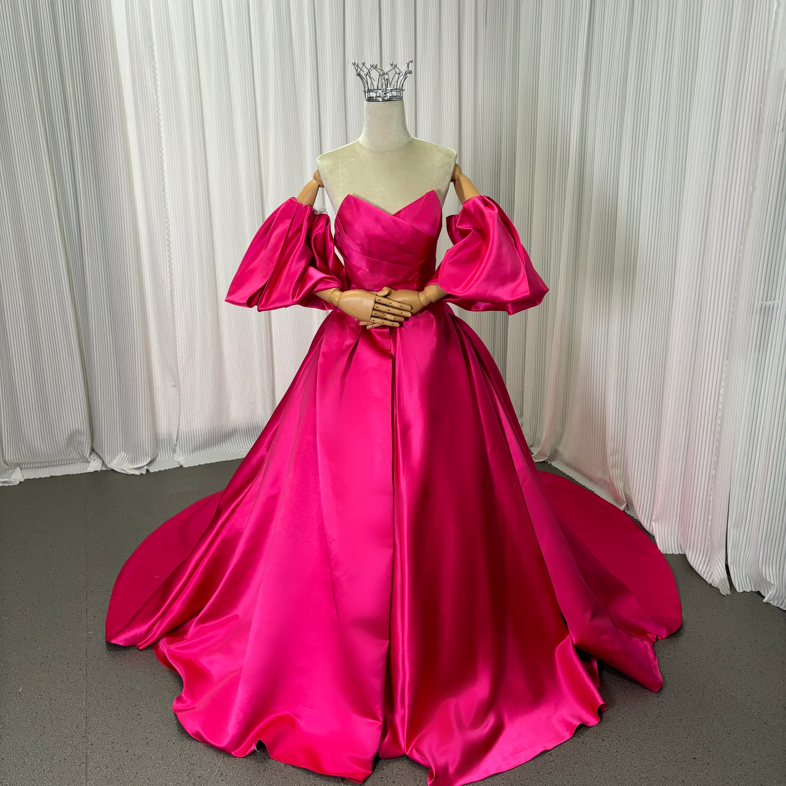 送料無料！カラードレス パフスリーブドレス ビビッドピンク くるみボタン 細見えシルエット スリット  ハンドドレープ