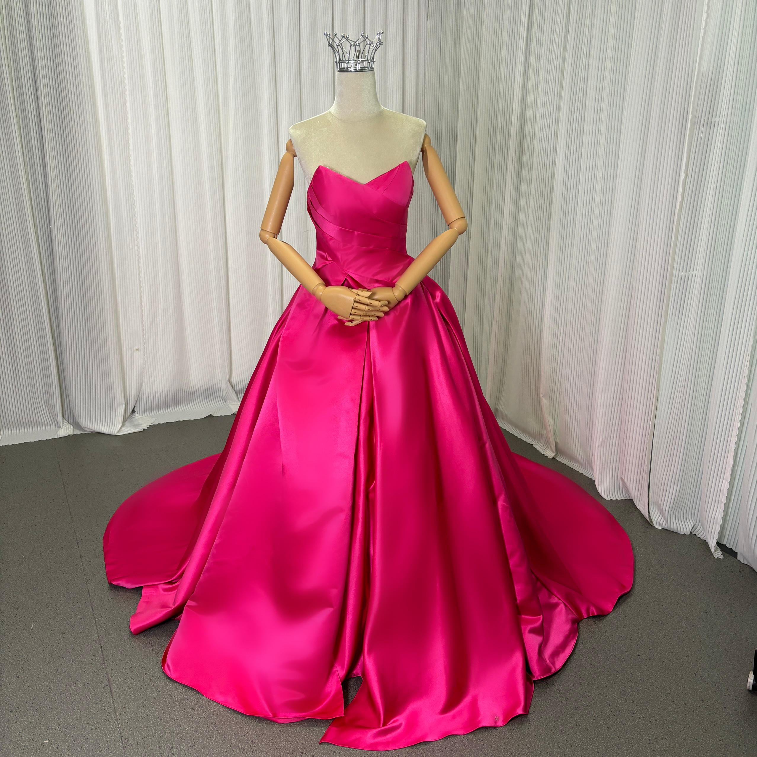 送料無料！カラードレス ビスチェドレス ビビッドピンク くるみボタン 細見えシルエット スリット  ハンドドレープ