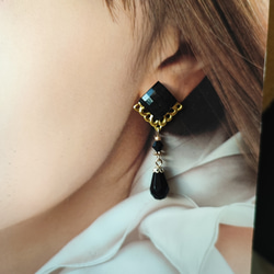 レジンカボションと黒ビーズの大人ピアス 10枚目の画像