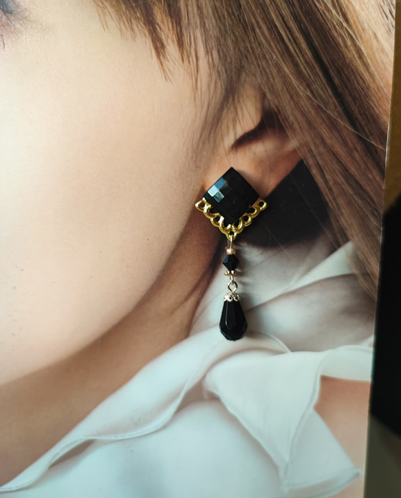 レジンカボションと黒ビーズの大人ピアス 10枚目の画像