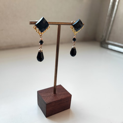 レジンカボションと黒ビーズの大人ピアス 8枚目の画像