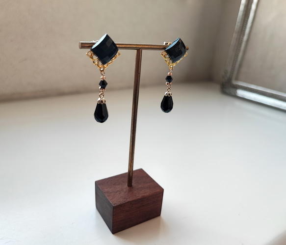 レジンカボションと黒ビーズの大人ピアス 8枚目の画像