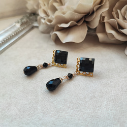 レジンカボションと黒ビーズの大人ピアス 1枚目の画像