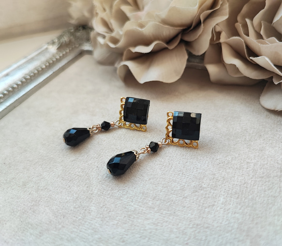 レジンカボションと黒ビーズの大人ピアス 1枚目の画像