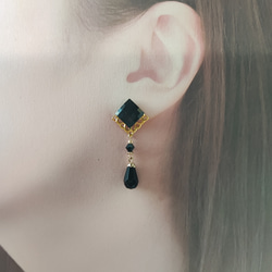 レジンカボションと黒ビーズの大人ピアス 2枚目の画像