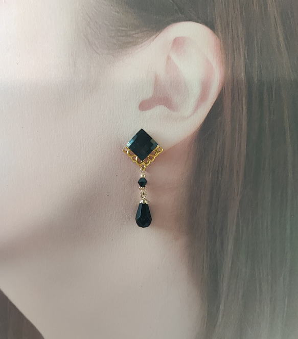 レジンカボションと黒ビーズの大人ピアス 2枚目の画像