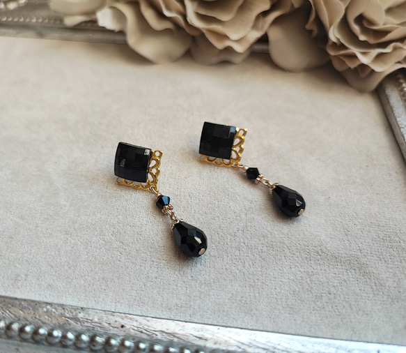 レジンカボションと黒ビーズの大人ピアス 9枚目の画像