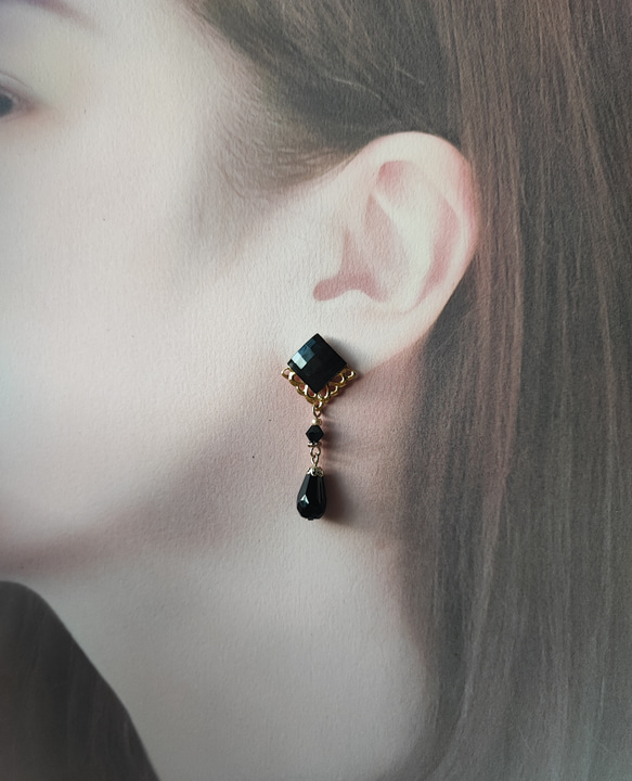 レジンカボションと黒ビーズの大人ピアス 6枚目の画像