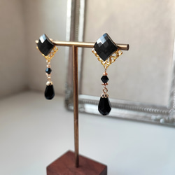 レジンカボションと黒ビーズの大人ピアス 3枚目の画像