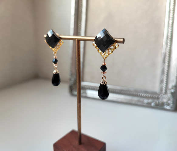 レジンカボションと黒ビーズの大人ピアス 3枚目の画像