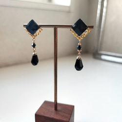 レジンカボションと黒ビーズの大人ピアス 7枚目の画像