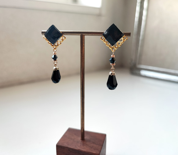 レジンカボションと黒ビーズの大人ピアス 7枚目の画像