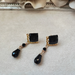 レジンカボションと黒ビーズの大人ピアス 5枚目の画像