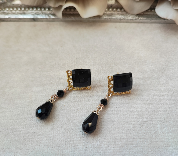 レジンカボションと黒ビーズの大人ピアス 5枚目の画像