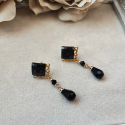 レジンカボションと黒ビーズの大人ピアス 4枚目の画像