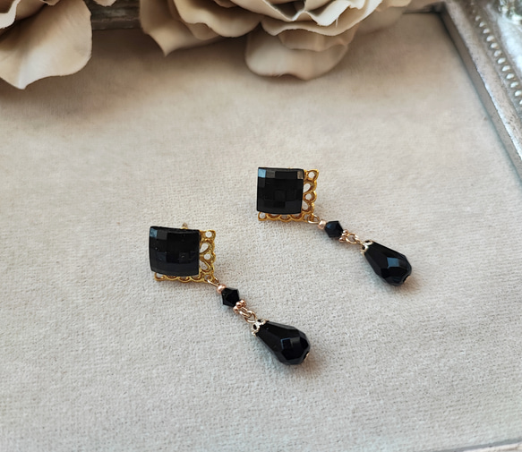 レジンカボションと黒ビーズの大人ピアス 4枚目の画像