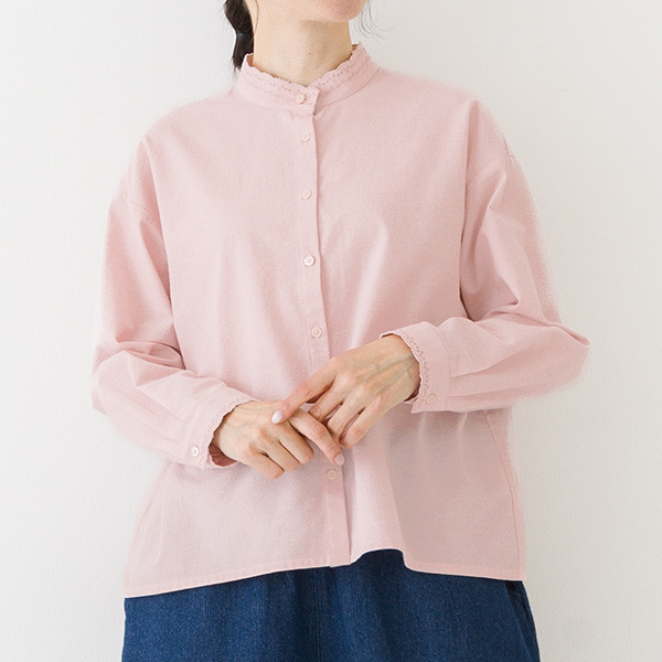 甘すぎない、ちょうどいい可愛さ。シャンブレー カットワーク刺しゅう ブラウス