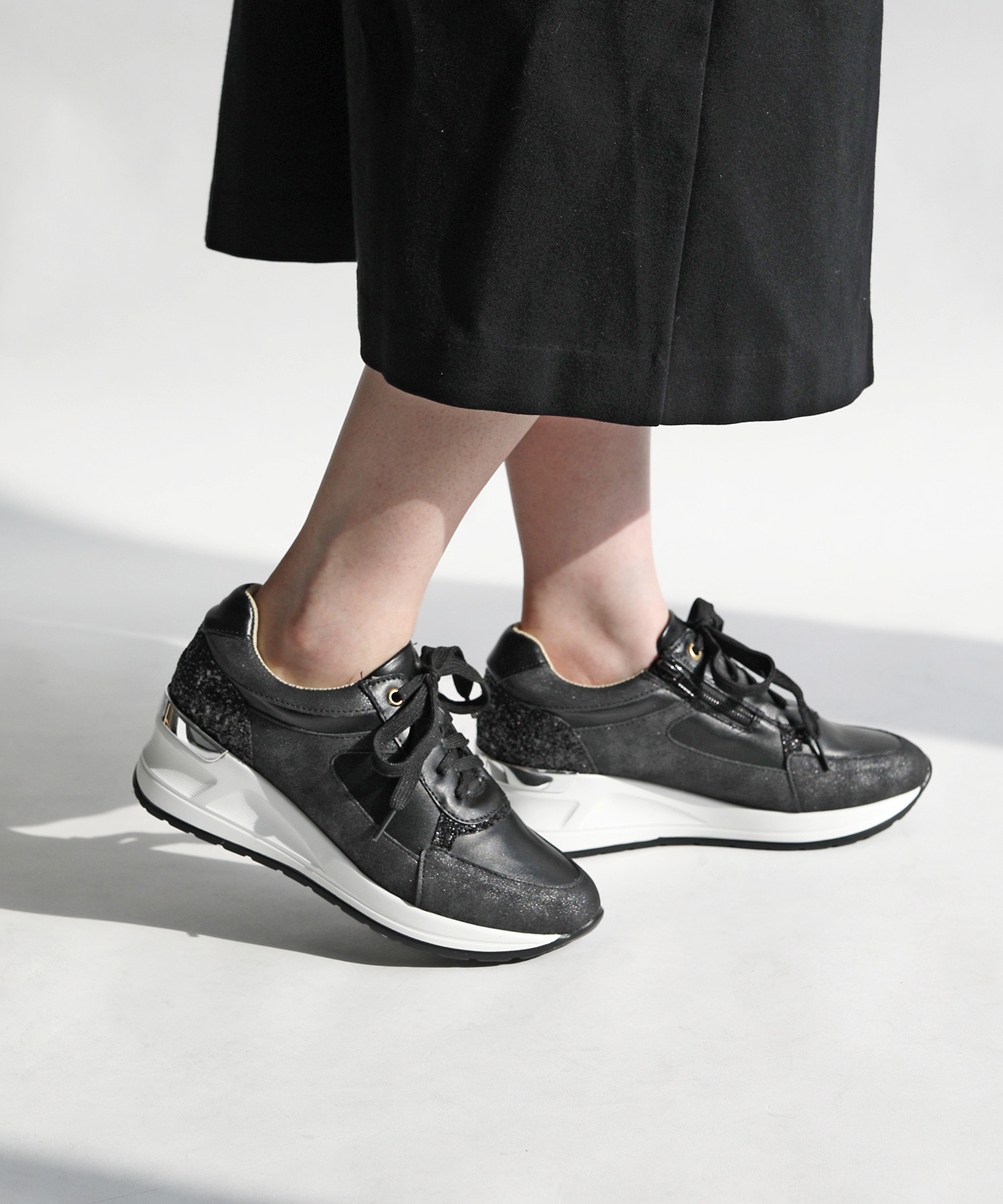 控えめグリッターの大人キレイめ厚底スニーカー★ 幅広4Eで快適フィット！ファスナーで脱ぎ履き簡単！【22.5〜24.5】