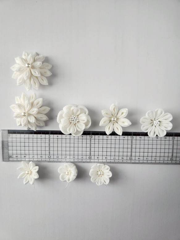 107 つまみ細工髪飾り　ホワイト 2枚目の画像