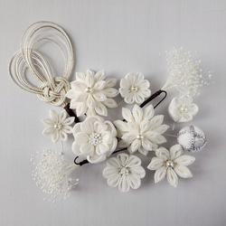 107 つまみ細工髪飾り　ホワイト 1枚目の画像