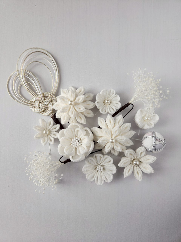 107 つまみ細工髪飾り　ホワイト 1枚目の画像