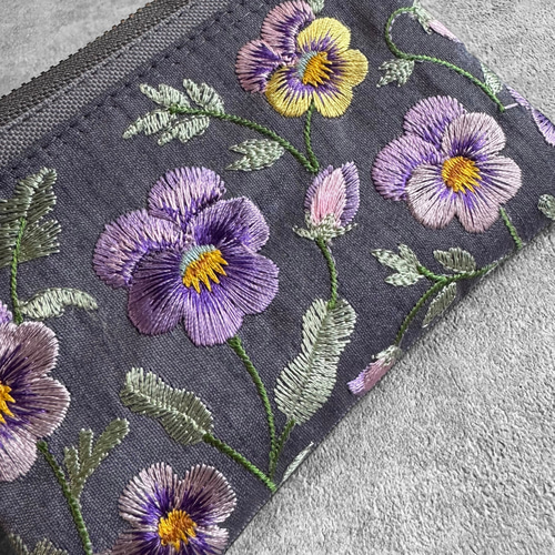 ハンドメイド　ビオラ パンジー/ビオラ◇インド刺繍×帆布/キーホルダー付きフラットポーチ