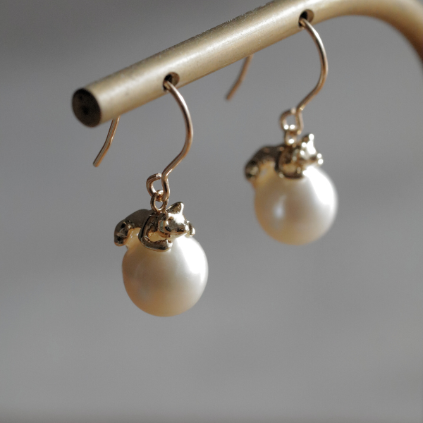 【Creema限定】ネコと真珠のフックピアス　14kgf 淡水真珠　イヤリング　猫　ギフト