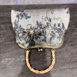 新作　和の心シリーズ　洗練された大きめバンブー紬の優しい艶感に飾りを添えて、、、つまみ細工コサージュバッグ 8枚目の画像