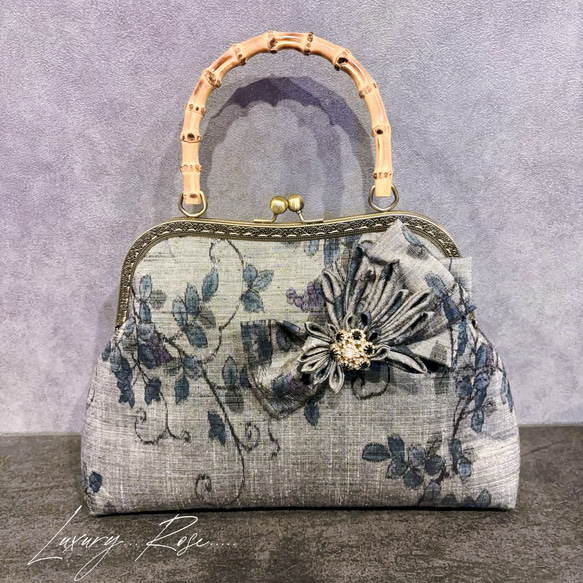 新作　和の心シリーズ　洗練された大きめバンブー紬の優しい艶感に飾りを添えて、、、つまみ細工コサージュバッグ 9枚目の画像