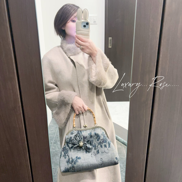 新作　和の心シリーズ　洗練された大きめバンブー紬の優しい艶感に飾りを添えて、、、つまみ細工コサージュバッグ 4枚目の画像