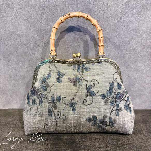 新作　和の心シリーズ　洗練された大きめバンブー紬の優しい艶感に飾りを添えて、、、つまみ細工コサージュバッグ 3枚目の画像