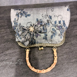 新作　和の心シリーズ　洗練された大きめバンブー紬の優しい艶感に飾りを添えて、、、つまみ細工コサージュバッグ 6枚目の画像