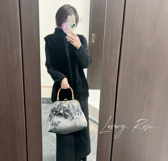 新作　和の心シリーズ　洗練された大きめバンブー紬の優しい艶感に飾りを添えて、、、つまみ細工コサージュバッグ 13枚目の画像