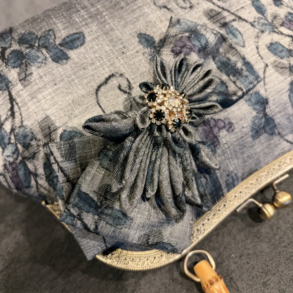 新作　和の心シリーズ　洗練された大きめバンブー紬の優しい艶感に飾りを添えて、、、つまみ細工コサージュバッグ 5枚目の画像