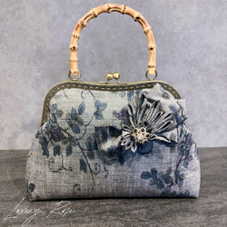 新作　和の心シリーズ　洗練された大きめバンブー紬の優しい艶感に飾りを添えて、、、つまみ細工コサージュバッグ 2枚目の画像